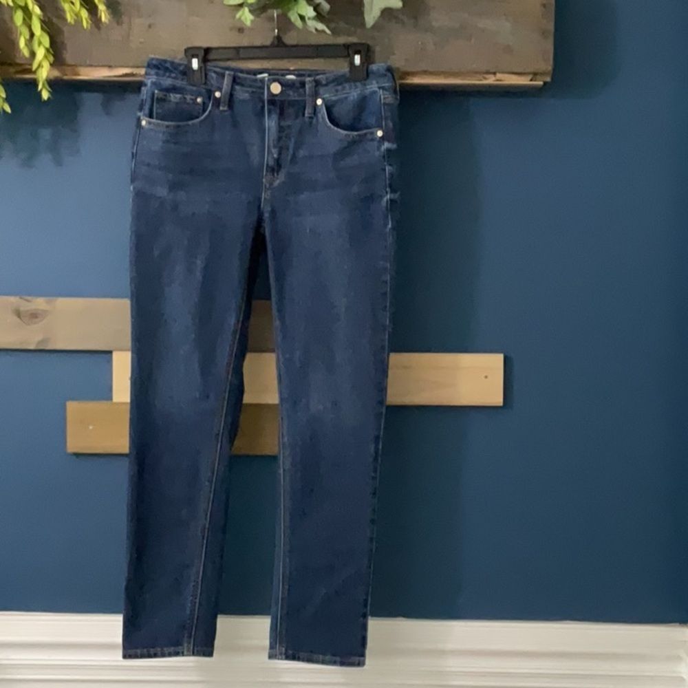 Seven7 Jeans Slim Straight. size 4 EUC